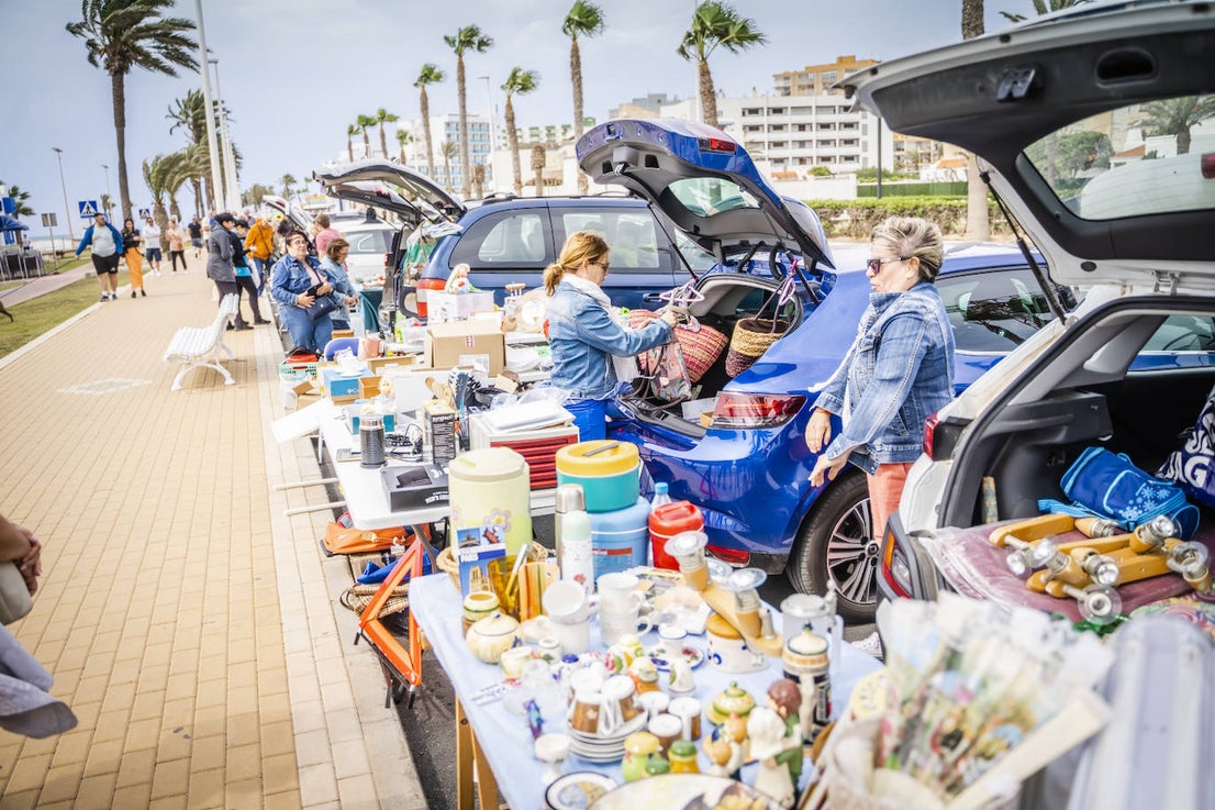 Gran ambiente en el XIII Car Boot Sale de la Urbanización