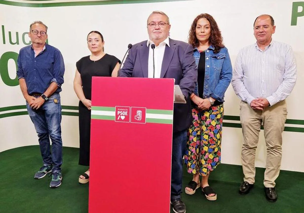 El candidato socialista, Manolo García, junto a miembros de su candidatura.