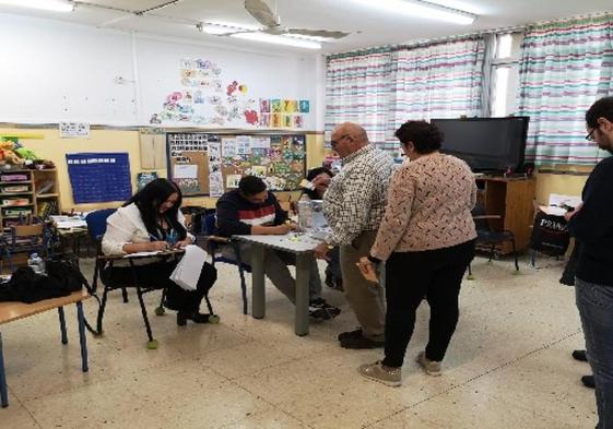 La participación se mantiene casi igual que hace cuatro años en Roquetas y Vícar