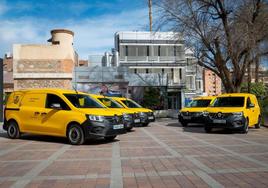 Ya están operativas nuevas furgonetas eléctricas de Correos en Roquetas de Mar