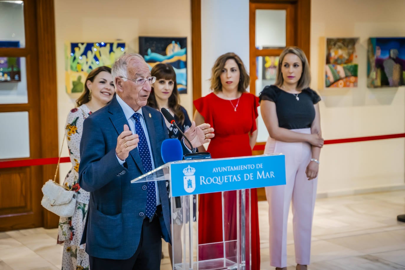 Roquetas clausura sus talleres de cerámica, fotografía y pintura con una exposición