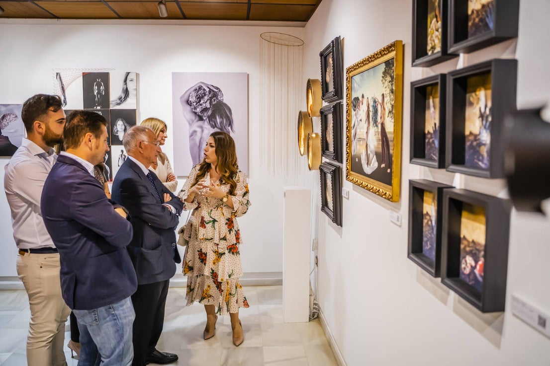 Roquetas clausura sus talleres de cerámica, fotografía y pintura con una exposición