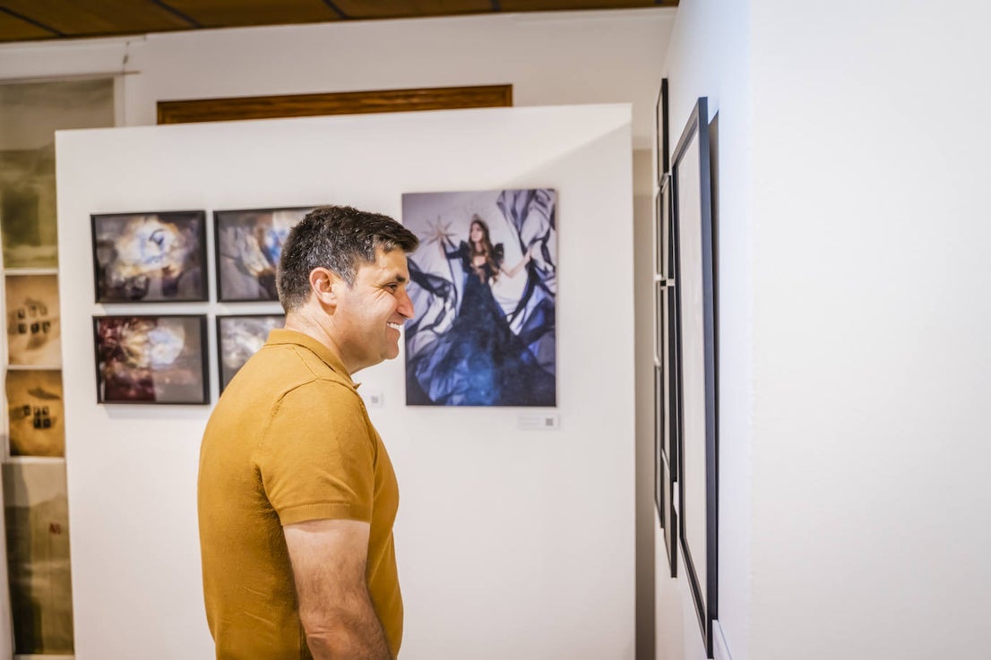 Roquetas clausura sus talleres de cerámica, fotografía y pintura con una exposición