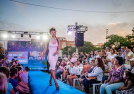 La Noche en Blanco llena las calles de Roquetas para promocionar su comercio