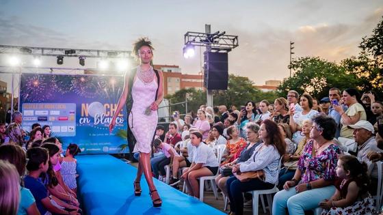 La Noche en Blanco llena las calles de Roquetas para promocionar su comercio