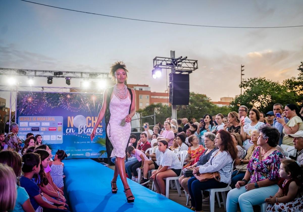 La Noche en Blanco llena las calles de Roquetas para promocionar su comercio