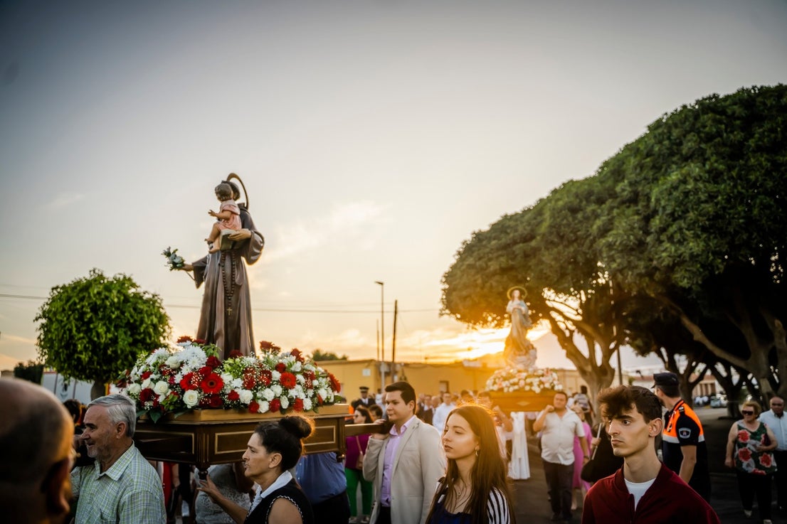 San Antonio y La Inmaculada procesionan por las calles de Cortijos de Marín en sus fiestas
