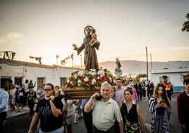 San Antonio y La Inmaculada procesionan por las calles de Cortijos de Marín en sus fiestas