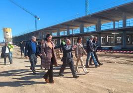 El alcalde, Gabriel Amat, junto a la consejera Catalina García, en una visita a las obras hace unos meses.