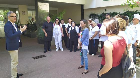 Amós García se abre al diálogo con el personal de la Residencia de Tiempo Libre de Aguadulce