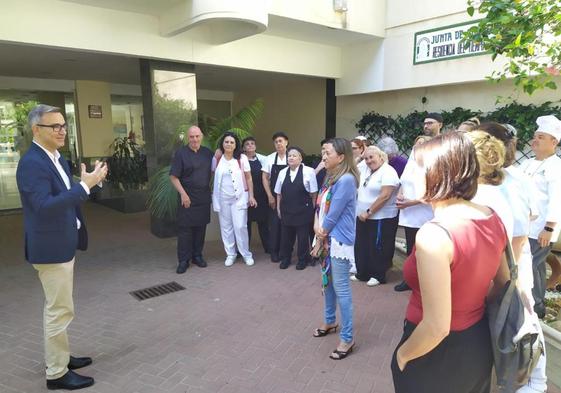 Amós García se abre al diálogo con el personal de la Residencia de Tiempo Libre de Aguadulce