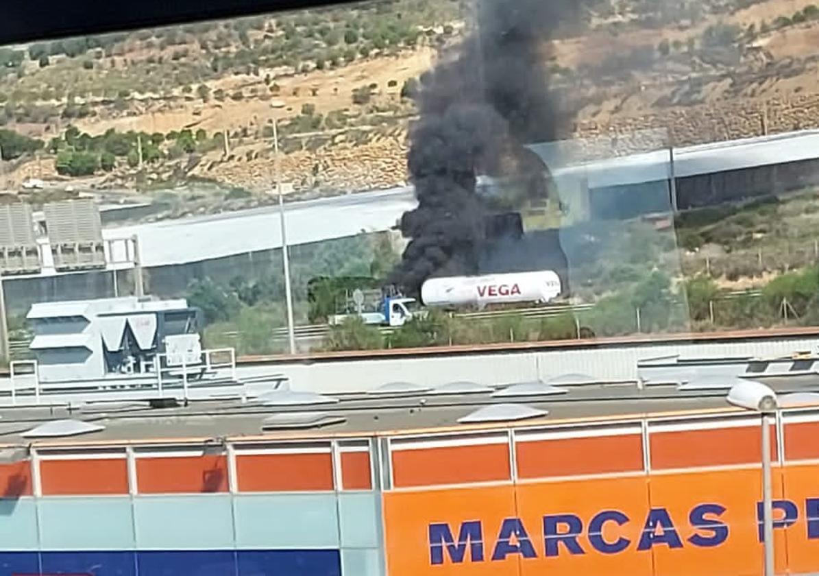 El fuego se puede apreciar desde los accesos a la A7 por El Parador.
