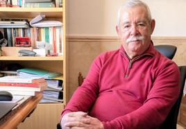 Luis Caparrós presenta una novela que rememora su etapa como delegado de Obras Públicas