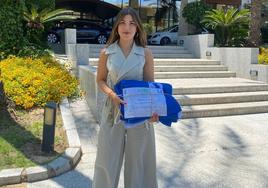 Amalia López, concejal de Turismo, las ha recogido hoy en Islantilla.