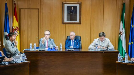 Los medios de oposición y Gobierno centran el primer debate de la nueva Corporación