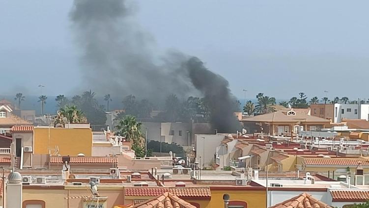 Un aparatoso incendio en La Romanilla moviliza a los Bomberos del Poniente