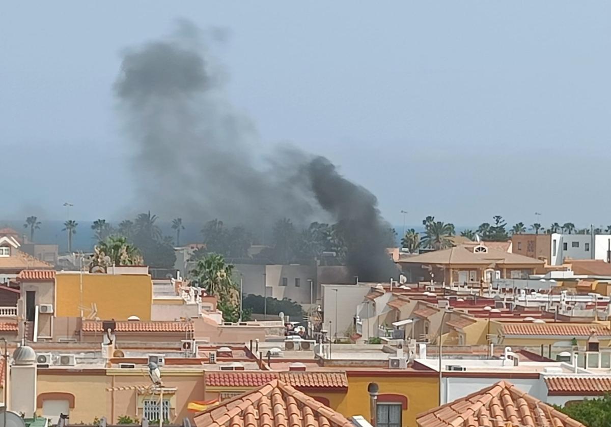 Un aparatoso incendio en La Romanilla moviliza a los Bomberos del Poniente