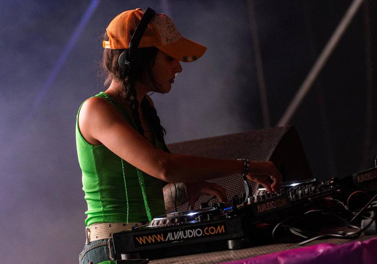 Lo más actual de la música urbana ruge y hace bailar en el primer asalto de Salinas Sound Festival de Roquetas de Mar.