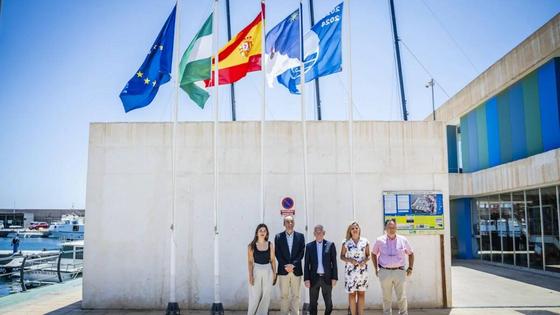 La bandera azul ya luce en el Puerto Deportivo junto con las seis de las playas roqueteras