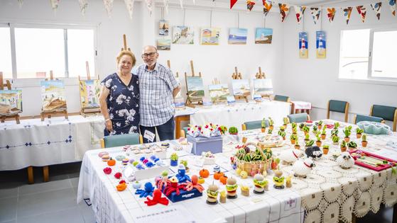Acrílicos de Juanjo Ruiz y Caprichos Manuales de Carmen Martín en el Centro de Participación Activa