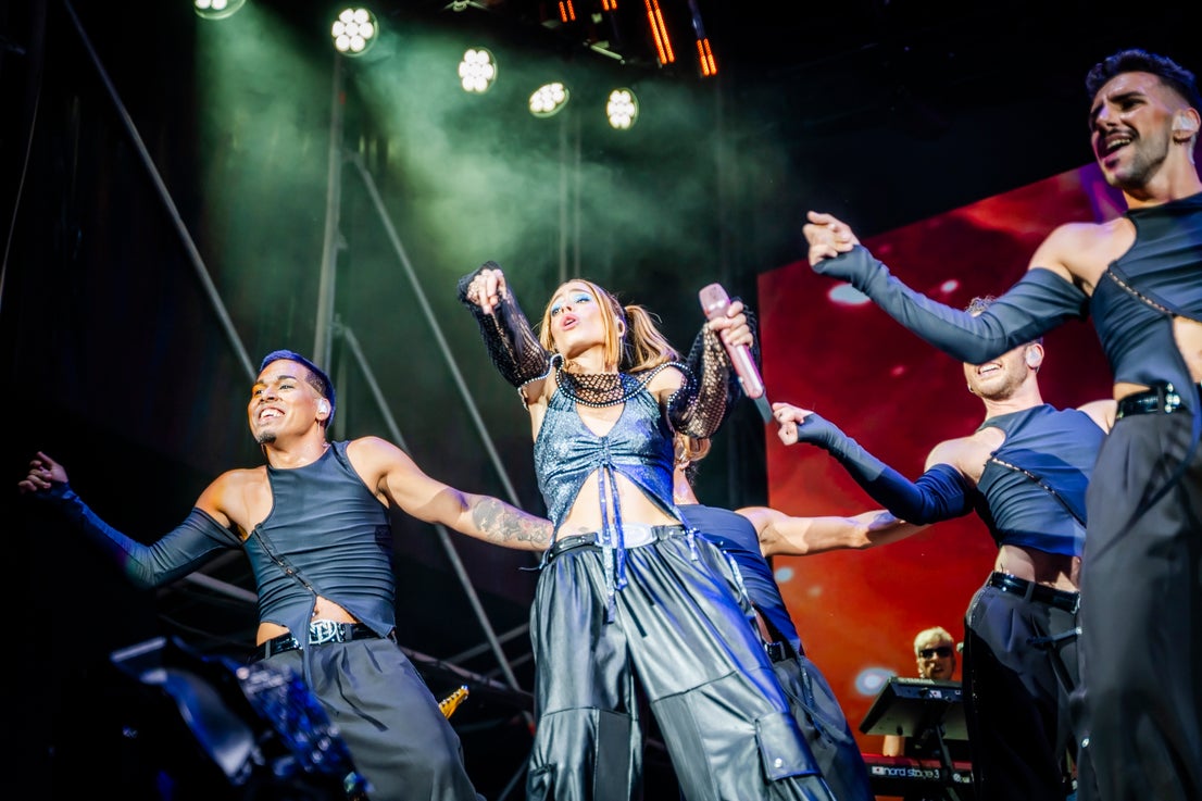 Tini sumerge a Roquetas en un ambiente espectacular