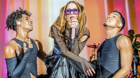 Derroche de fuerza y energía de Tini en un concierto memorable en la Plaza de Toros de Roquetas de Mar