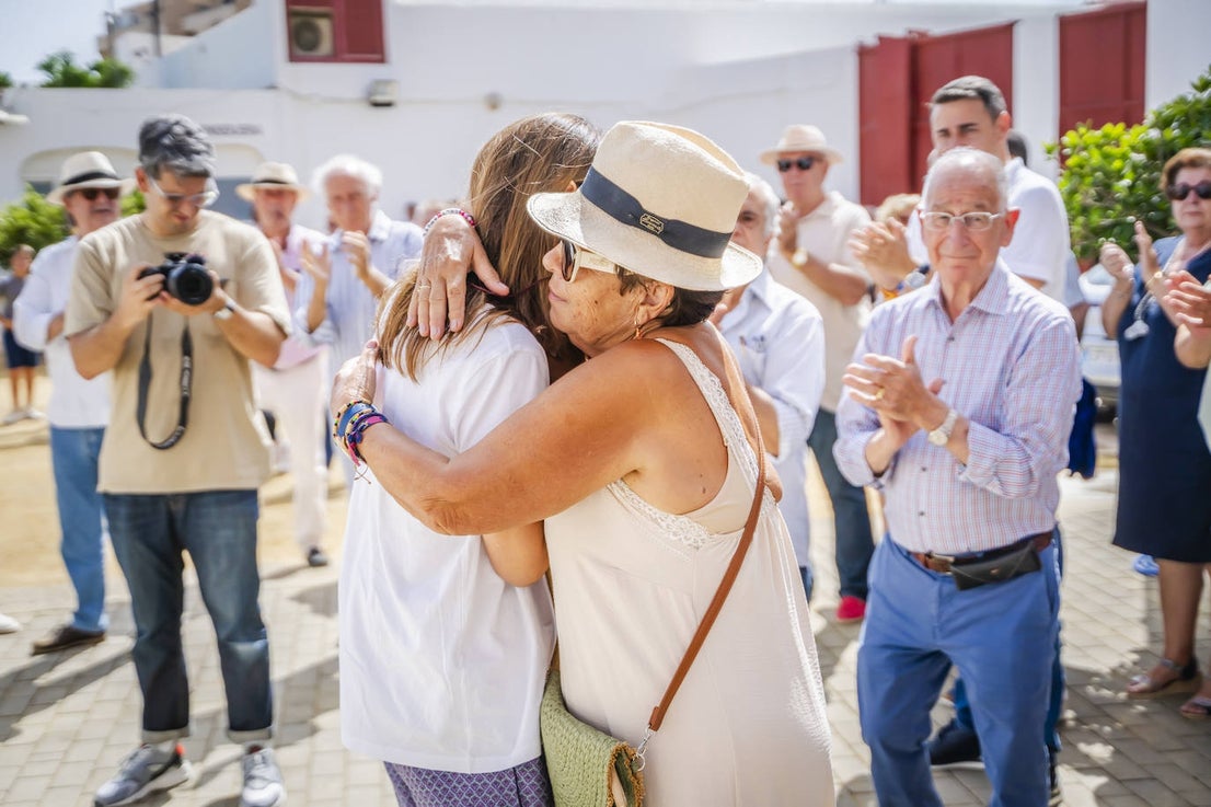 Roquetas de Mar rinde homenaje con una placa a Adrián Salmerón