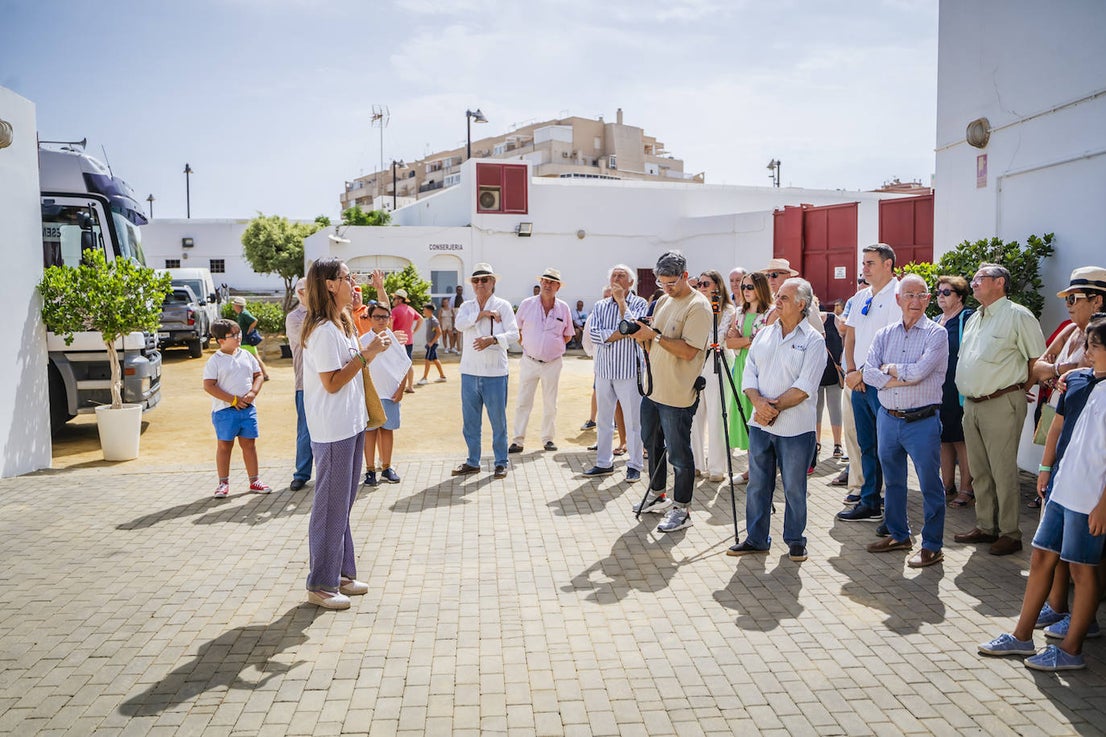 Roquetas de Mar rinde homenaje con una placa a Adrián Salmerón