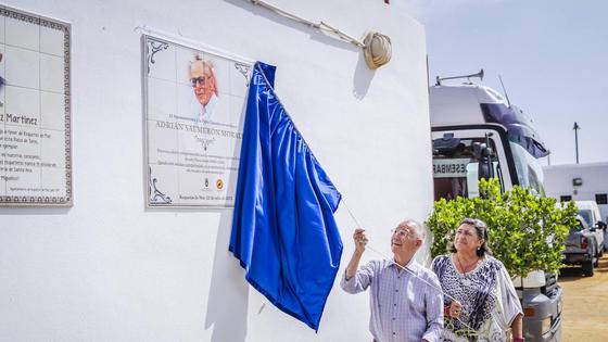 Roquetas de Mar rinde homenaje con una placa a Adrián Salmerón
