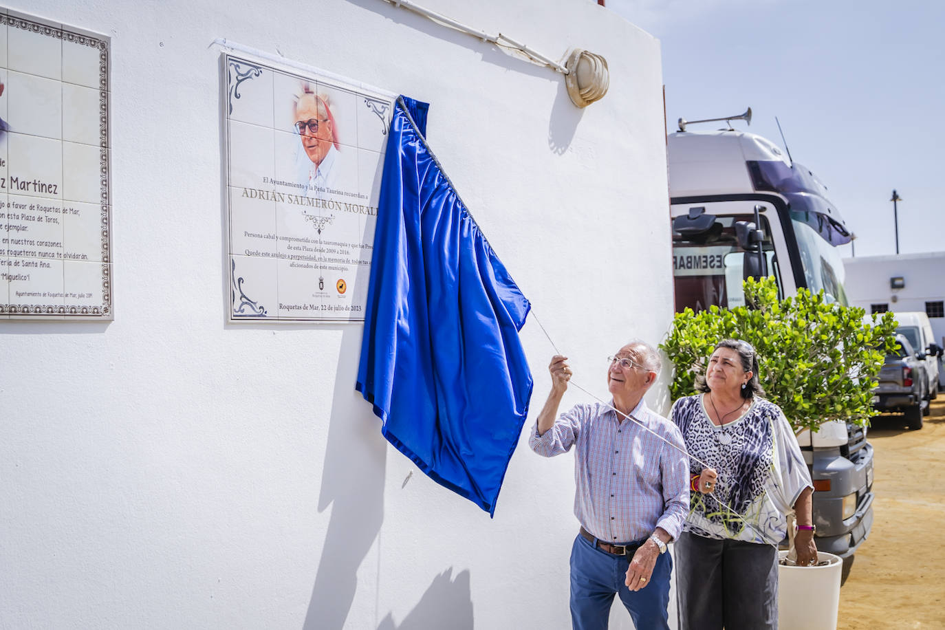 Roquetas de Mar rinde homenaje con una placa a Adrián Salmerón