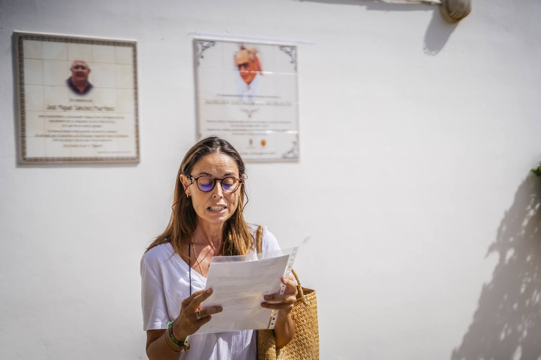 Roquetas de Mar rinde homenaje con una placa a Adrián Salmerón