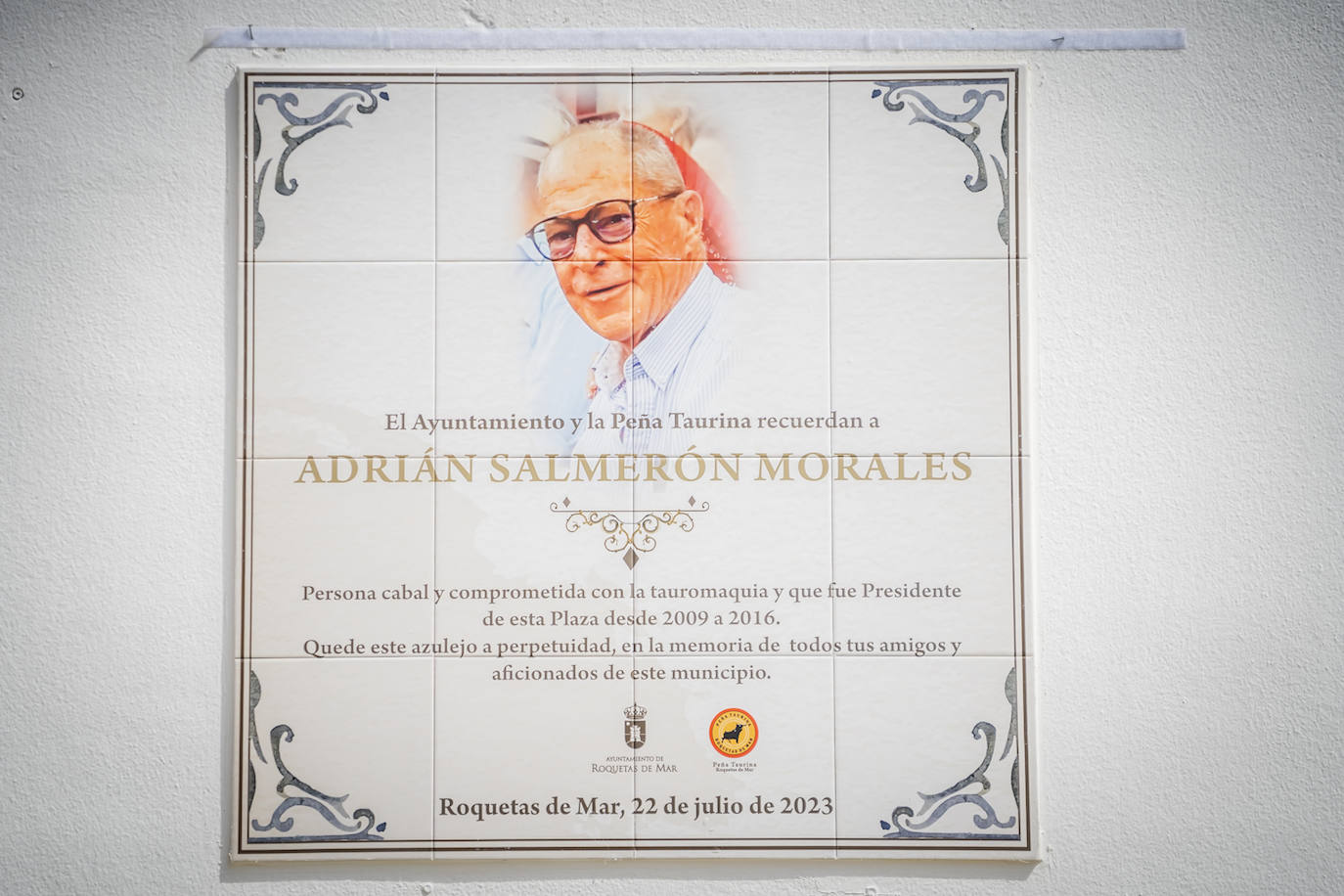 Roquetas de Mar rinde homenaje con una placa a Adrián Salmerón