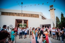 Una multitud esperaba a la procesión de la Virgen María a las puertas de la Iglesia.