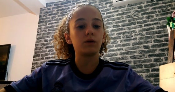 Una niña pide jugar al fútbol con su equipo masculino en las 100 Horas de Roquetas al impedirlo las base