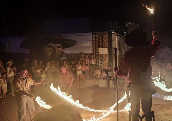 Miles de personas viven una mágica noche de cine 'Paseando entre velas'