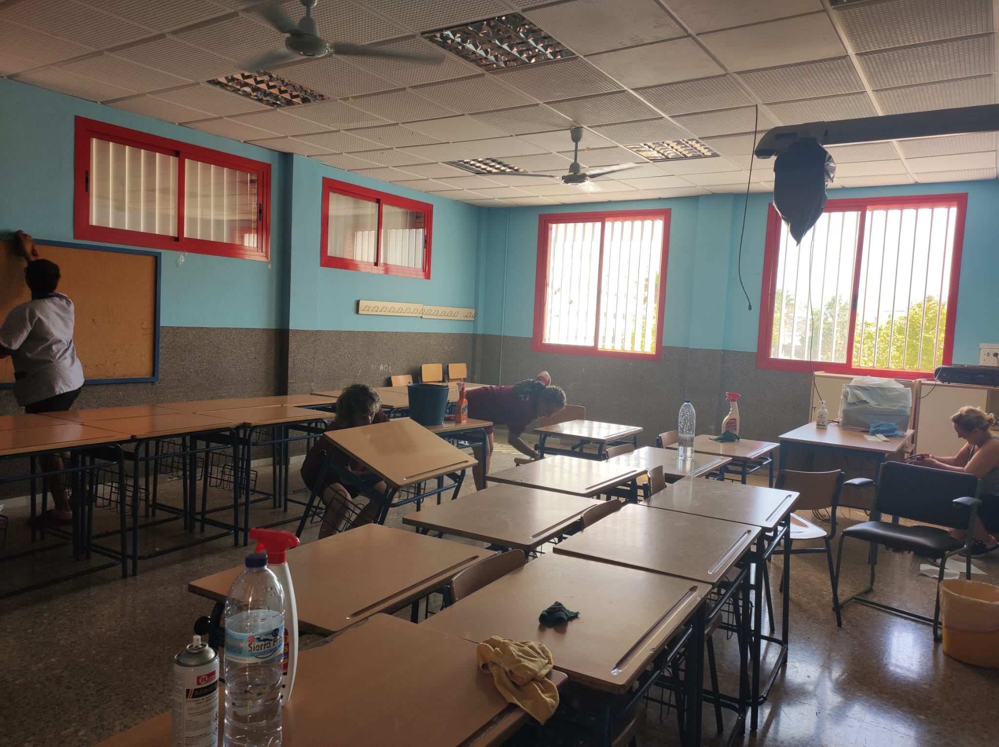 Vícar prepara el nuevo curso escolar intensificando la limpieza de aulas
