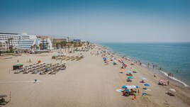 Imagen aérea de Roquetas de Mar, en la que se divisa una de las playas más turísticas de la localidad almeriense.