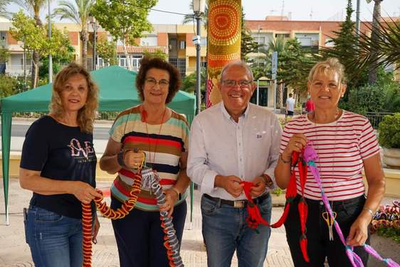 El alcalde de Vícar con algunas mujeres de la Asociación.