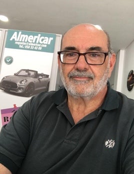 Santos Hernández posa para IDEAL en un sala de su empresa.