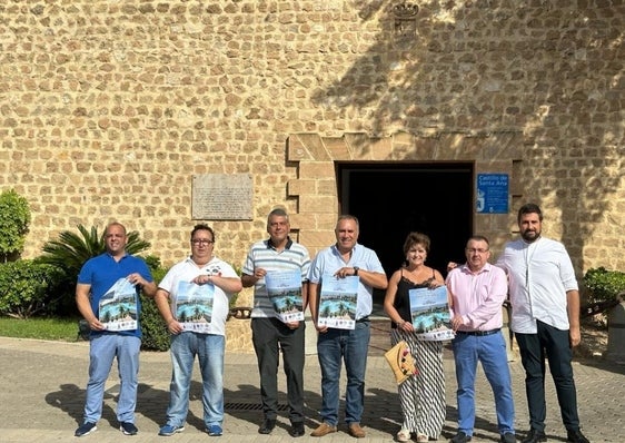 Representantes posan con el cartel del campeonato.