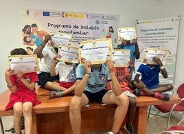 Algunos de los menores con sus diplomas.