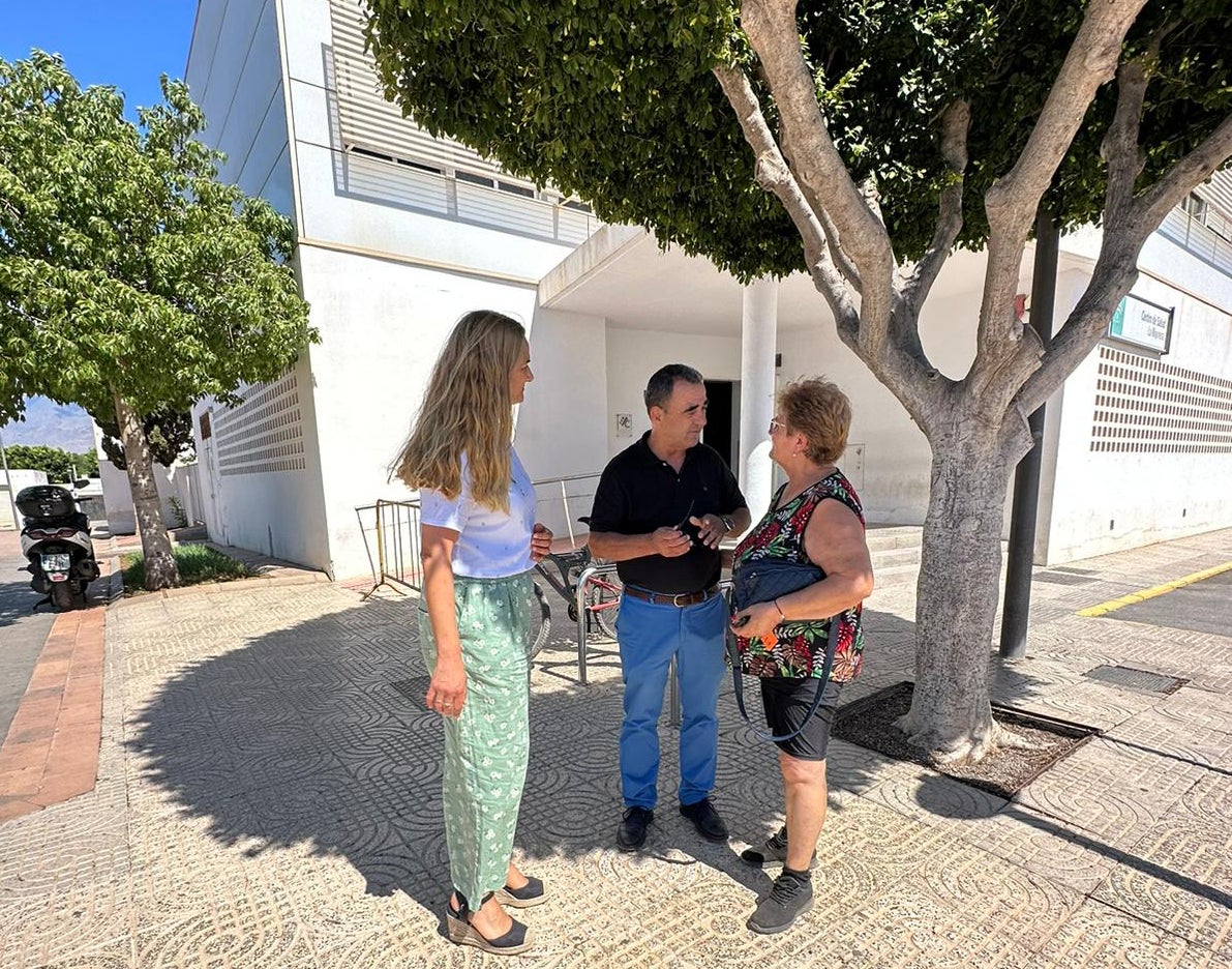 El alcalde de La Mojonera, José Miguel Hernández, habla con unas vecinas a la entrada del centro de salud.