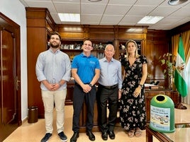 El alcalde de Roquetas de Mar, Gabriel Amat, recibe a Jorge Reig, hostelero premiado.