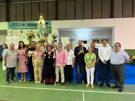 Vecinos, sacerdote y un concejal en el pabellón de la Gloria.