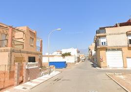 Calla Alcalá la Real de Roquetas, donde ha tenido lugar el incendio