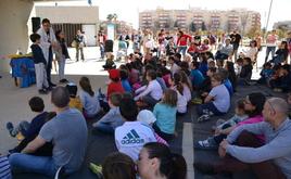 Padres y niños realizando actividades al aire libre.