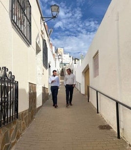 Los políticos pasean porlas calles de Enix.