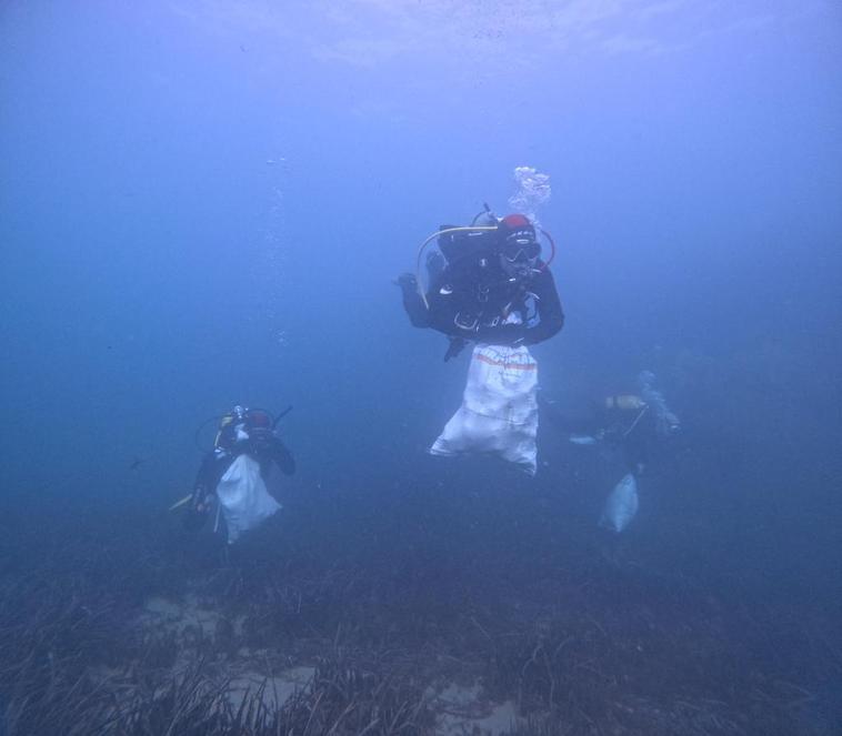 Más de 140 kilos de basura recogidos de fondos marinos