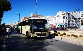 Un autobús en una de las zonas de Aguadulce.