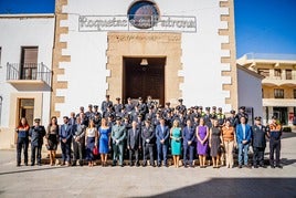 Foto de familia de la Policía Local y Protección Civil de Roquetas